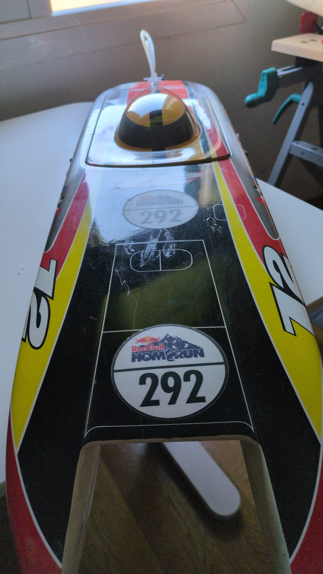Cubierta de un catamarán de competición con dorsal 292 y pegatina Red Bull Home Run