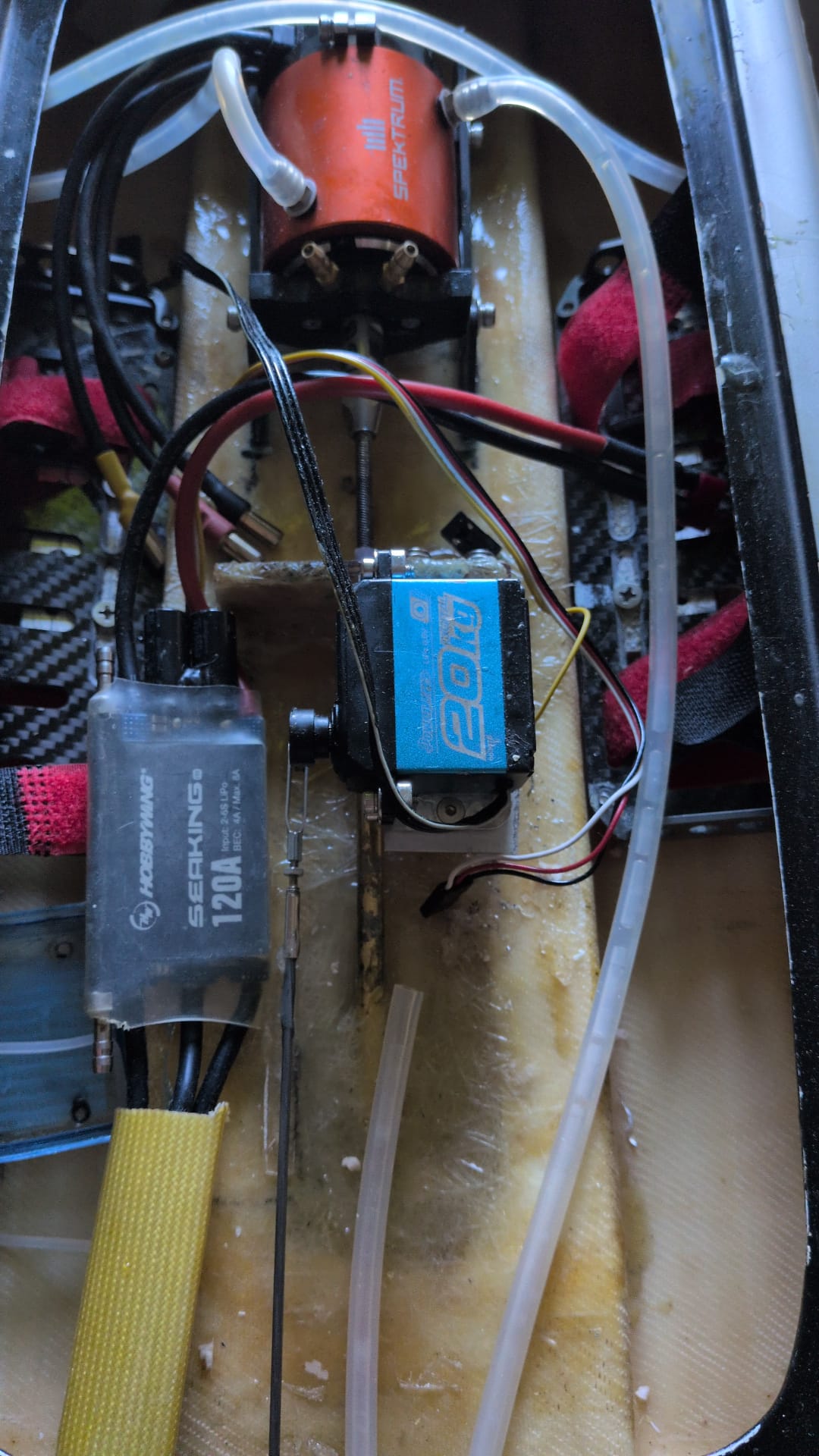 Interior de un catamarán de competición con motor brushless Spektrum, variador y servo