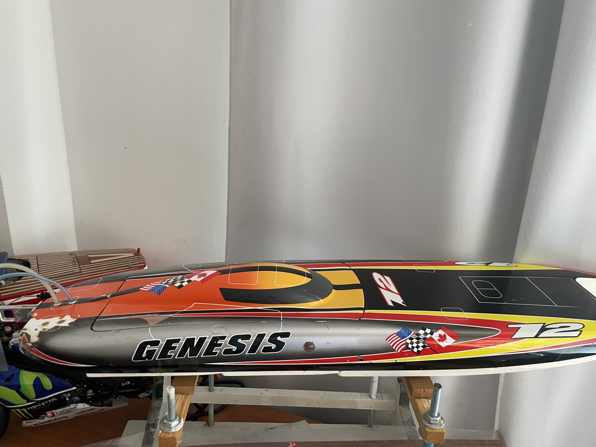 Catamarán de competición Genesis número 72, decoración roja, amarilla y negra