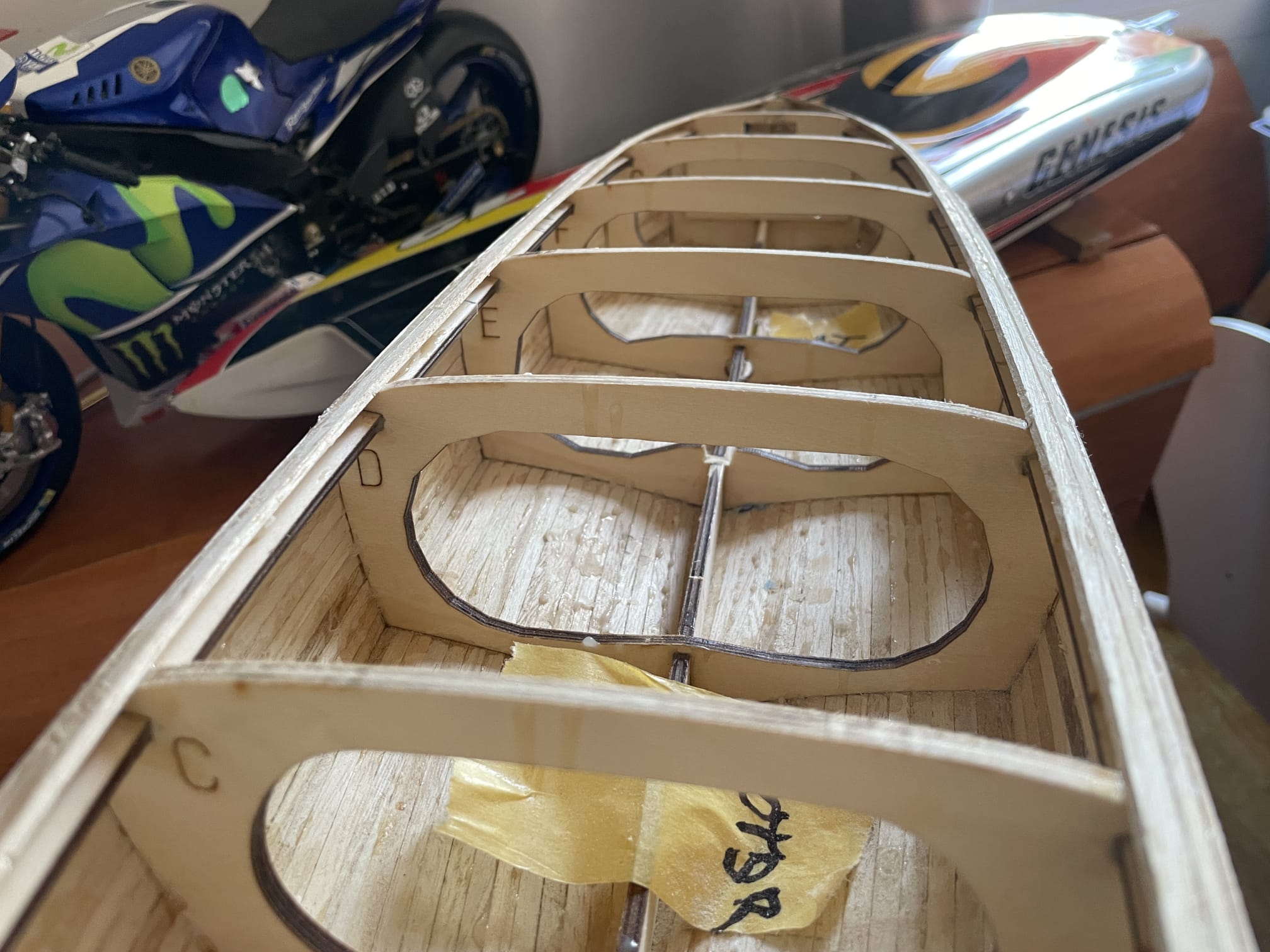 Esqueleto de cuadernas de balsa cortadas a láser sobre la mesa de trabajo