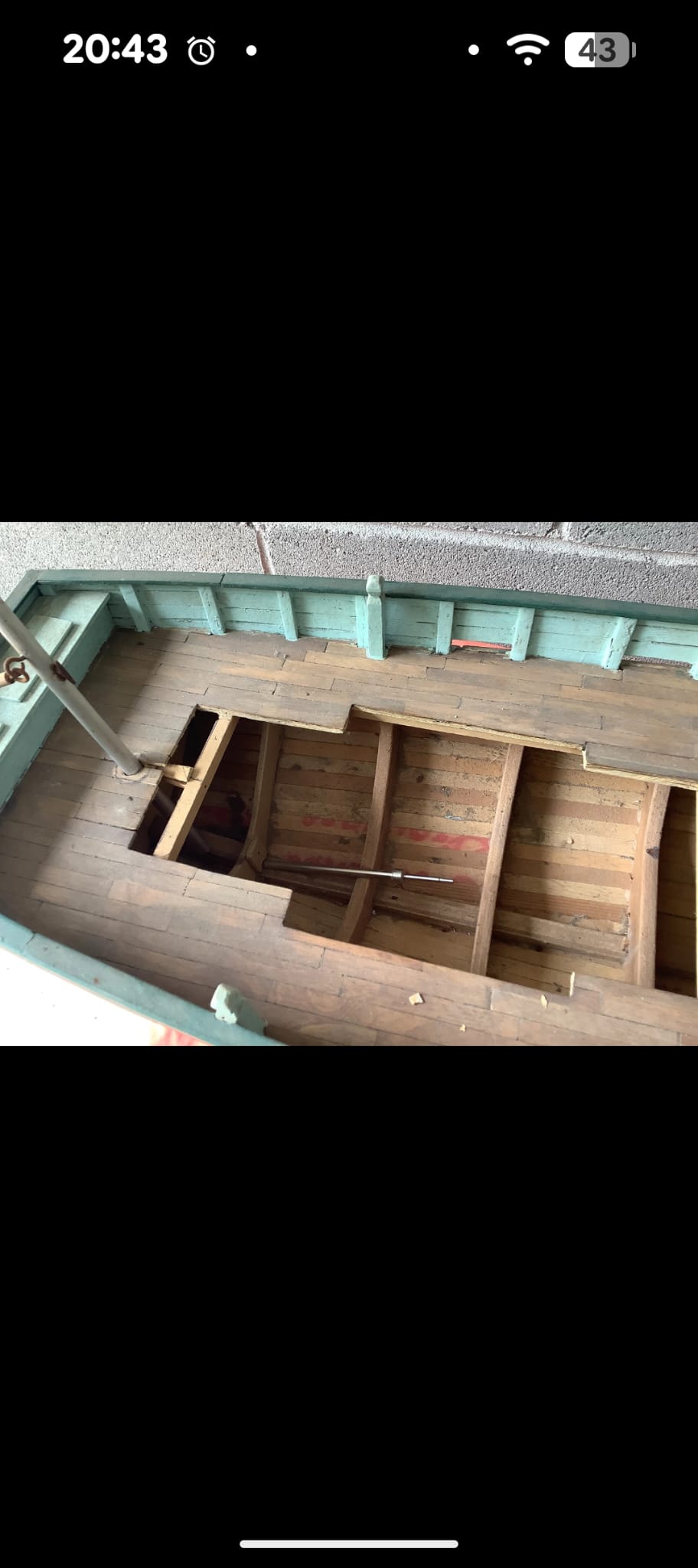 Cubierta del llaüt abierta durante la restauración, con las cuadernas y el eje visibles