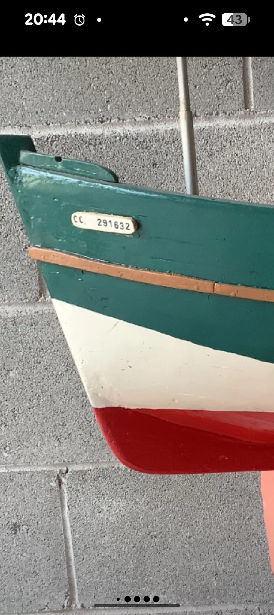 Proa del llaüt en verde, blanco y rojo con la matrícula CC 291632